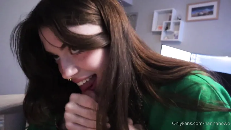 HannahOwO Sucking Cock and Nice Facial