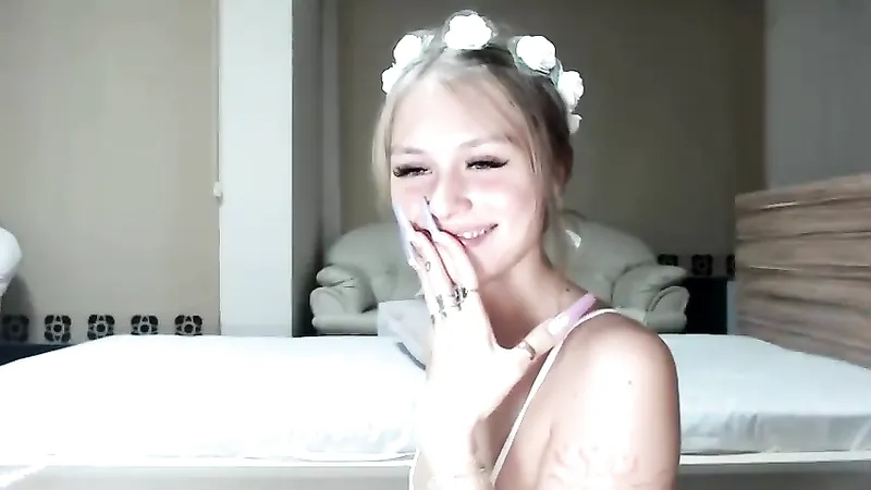 Ellie Mcqueen Gives Sloppy Deepthroat on Livestream