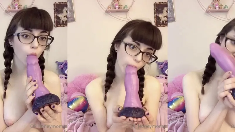 Pale Girl HoneyMomo Sucking A Huge Dildo