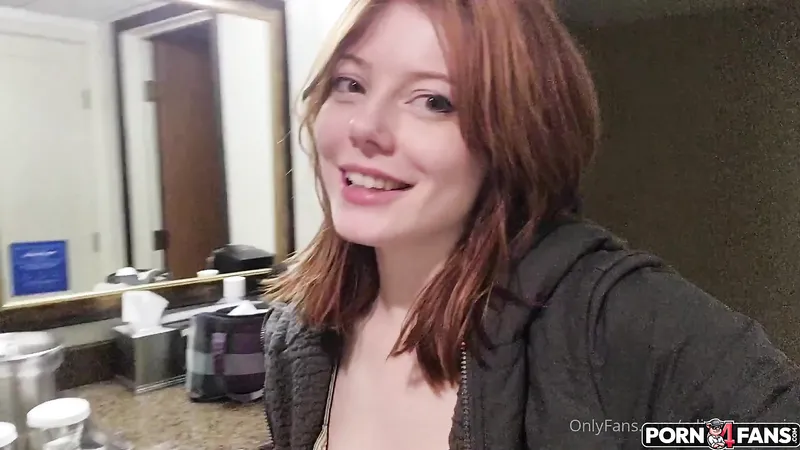 Rylie Rowan Stuffing Her Pussy On The Sofa Masturbation Video Leaked