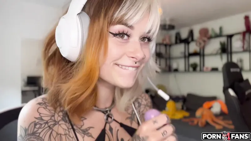 SallyDinosaur Sucking Some Huge Dildos Porn Video Leaked